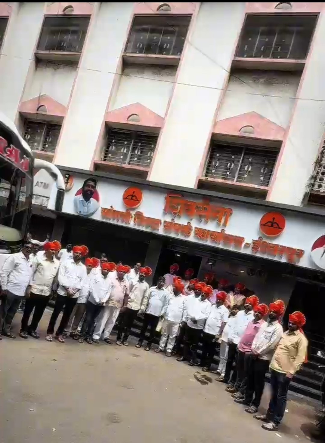 विधानपरिषद  मतदानासाठी आनंदराव पवार बापूंच्या नेतृत्वाखाली महायुतीचे  सर्व नगरसेवक मतदानास रवाना