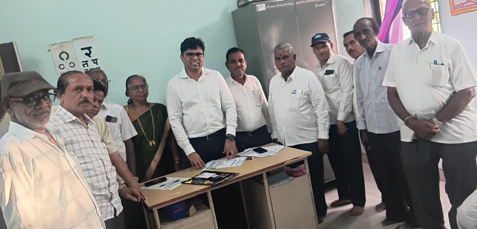 ज्येष्ठ नागरिक संघ इंदापूरच्या मासिक बैठकीत ५१ सदस्यांची मोफत आरोग्य तपासणी; वाढदिवसानिमित्त गुणगौरव