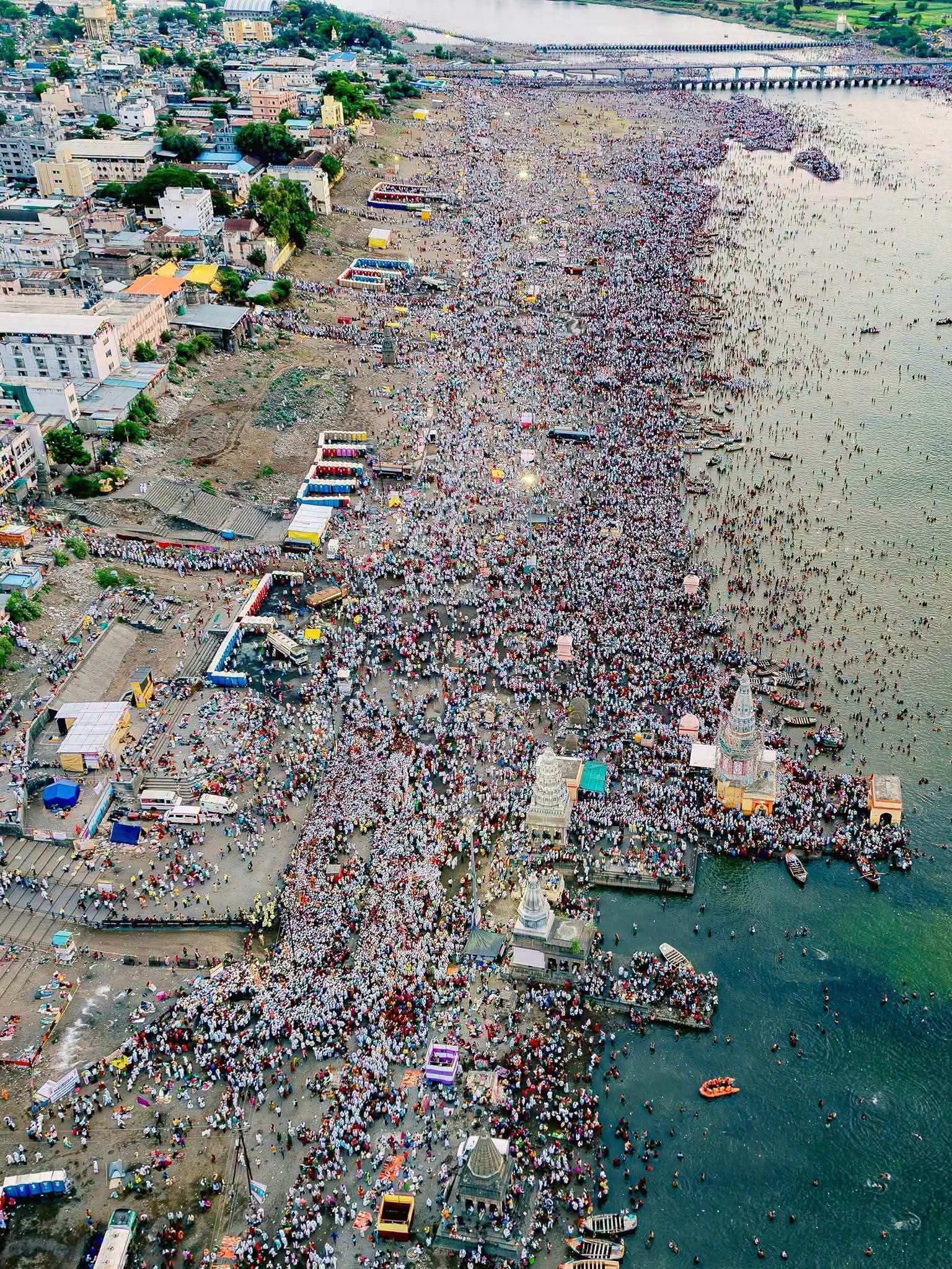 "आषाढी एकादशीच्या निमित्ताने श्री विठ्ठल रुक्मिणी मंदिर  आणि चंद्रभागा नदीचे  भाविकांनी घेतले मनोभावे दर्शन"