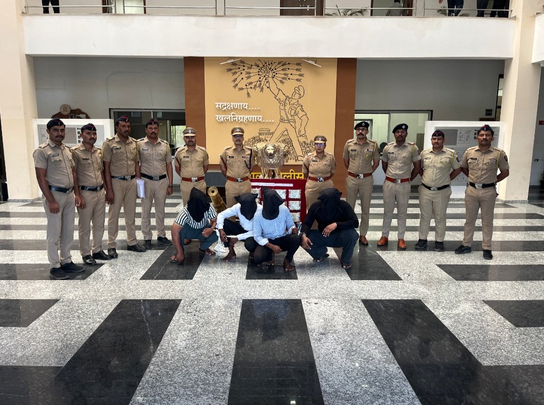 ट्रक अडवून नऊ लाखांचा दरोडा; उमदी पोलिसांकडून चौघांना अटक :  १७ लाख ४३ हजार ५०० रुपयांचा मुद्देमाल जप्त