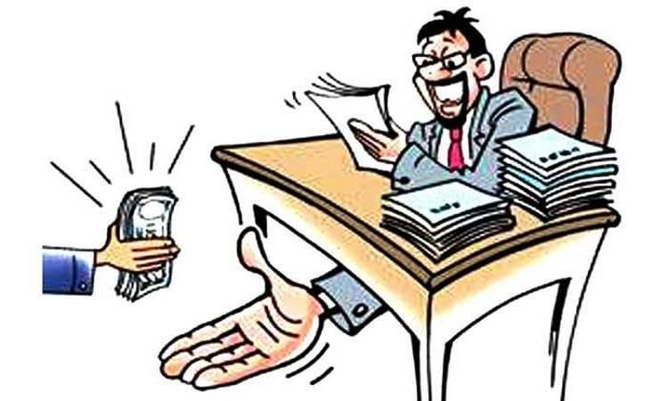 ७/१२ उताऱ्याचे लॉक काढण्यासाठी लाच घेताना मंडळ अधिकारी जाळ्यात