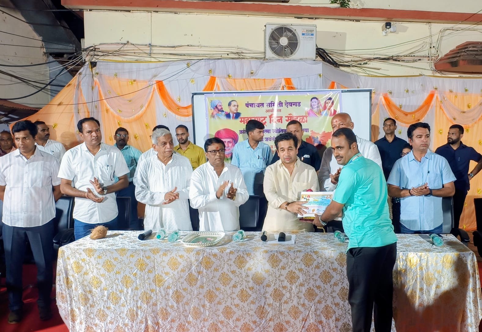 पालकमंत्र्यांच्या हस्ते विविध क्षेत्रातील कर्मचाऱ्यांचा गौरव 