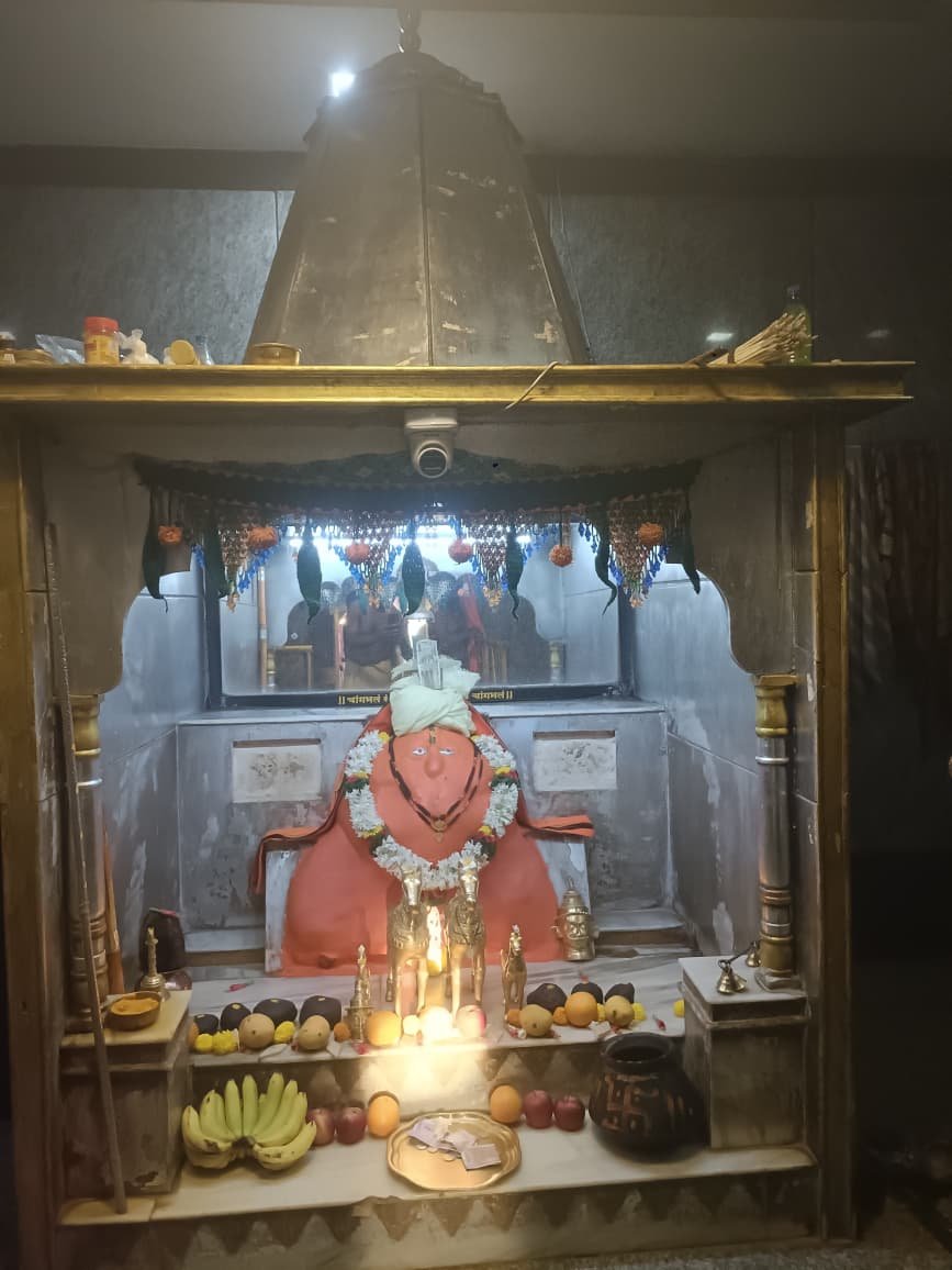 बंदिस्त बिरोबा मंदिरातील मूर्तीवर रोज सकाळी पडतोय सूर्यप्रकाश.. अद्भुत शक्ती की चमत्कार याबाबत भाविकांमधून चर्चा..