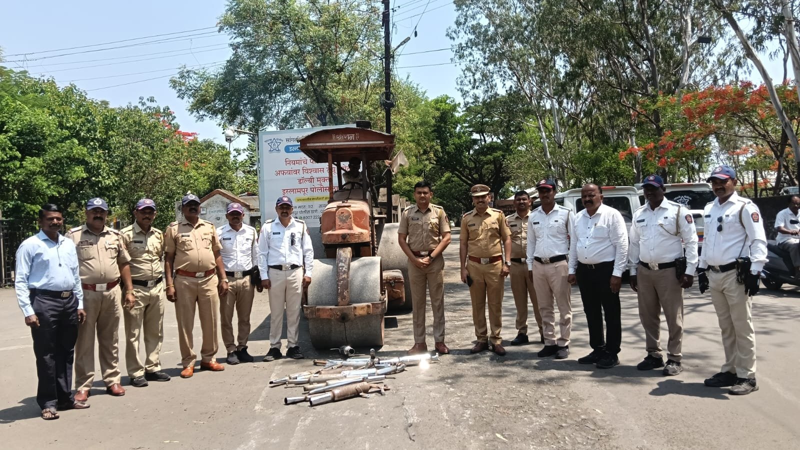 ईश्वरपूर पोलिसांची धडाकेबाज कारवाई : कर्णकर्कश सायलेन्सर जप्त करून केले नष्ट