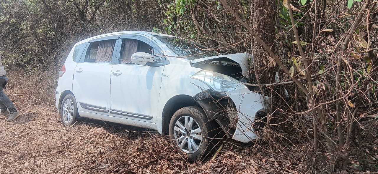 दांडेलीच्या लग्नवारीत भीषण अपघात! मळेवाड येथे इर्टिगा रस्त्याच्या कडेला आदळली; तीन गंभीर, पाच जखमी