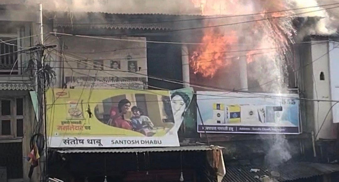 ईश्वरपूर मध्ये गांधी चौकात भीषण आग : ढबू बंधूंच्या दुकानांचे लाखोंचे नुकसान