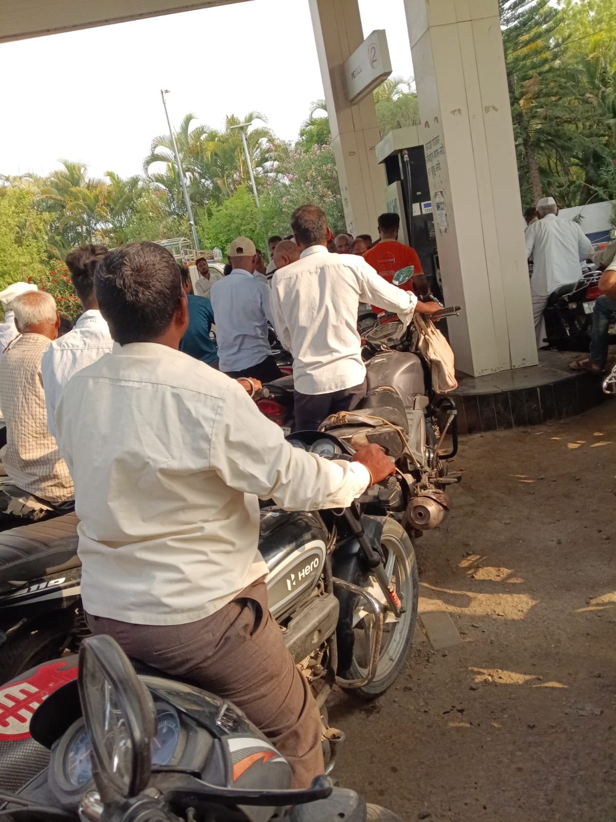 चास नळीमध्ये पेट्रोल टंचाई; वाहनचालकांच्या लांबच लांब रांगा