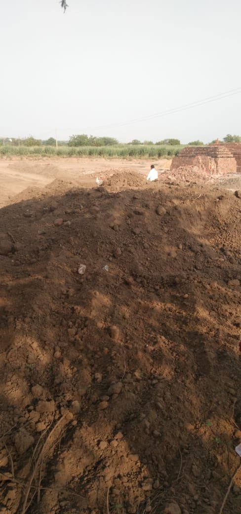 राजेवाडी तलावातून विनापरवाना मातीचा 'दरोडा'; महसूल आणि आरटीओ प्रशासनाचे 'अर्थपूर्ण' दुर्लक्ष?