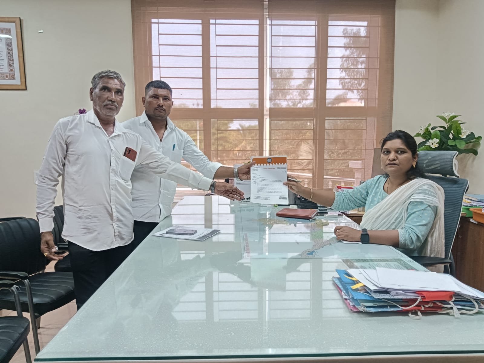 आटपाडी तहसील कार्यालयाचा भोंगळ कारभार : ज्येष्ठ नागरिक आणि दिव्यांगांच्या कामाकडे प्रशासनाचे दुर्लक्ष"
