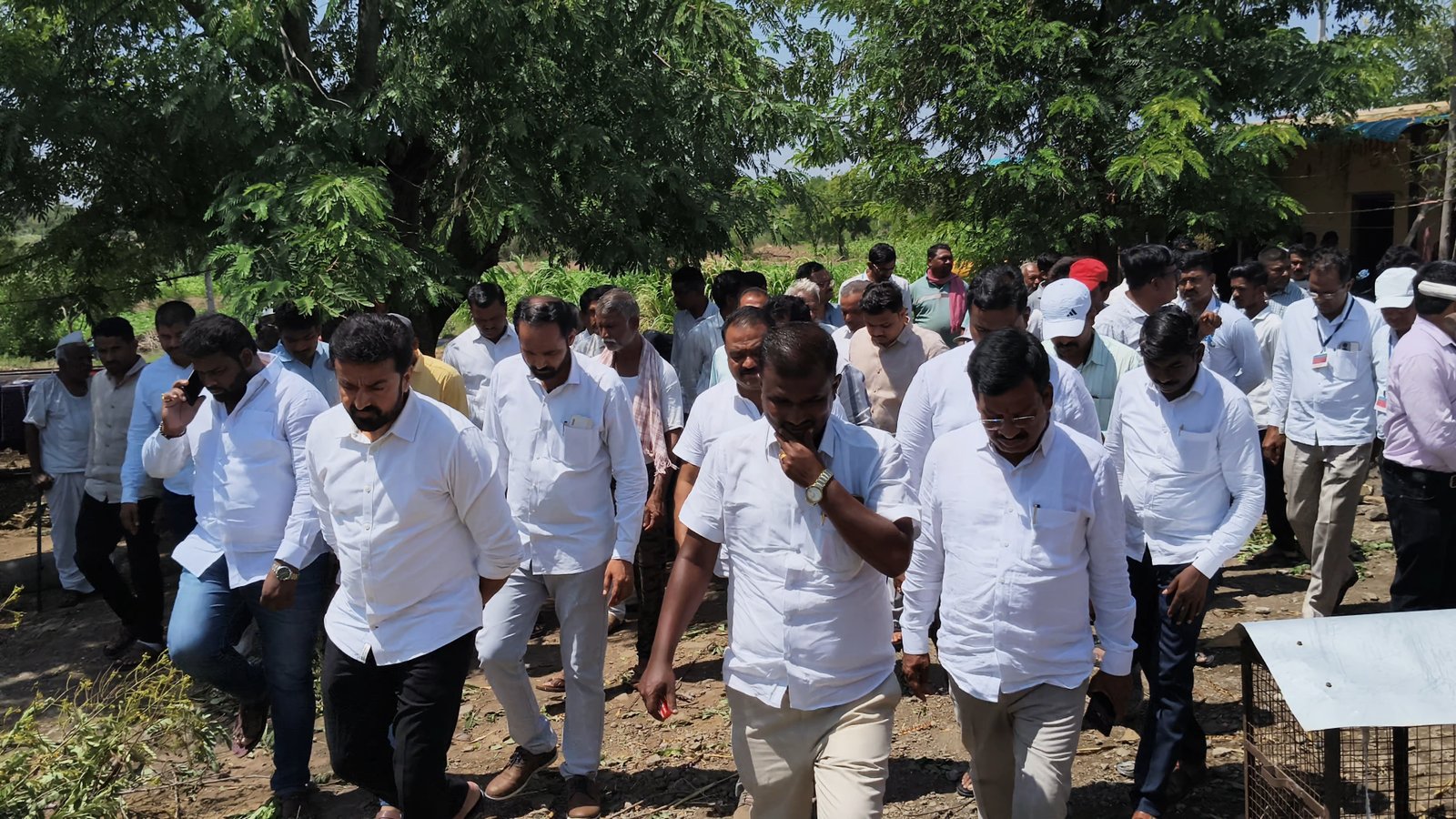 आटपाडीत ढगफुटीसदृश पावसाचा कहर डाळिंब बागा उद्ध्वस्त; जनावरांचा मृत्यू, आमदार सुहास बाबरांची पाहणी