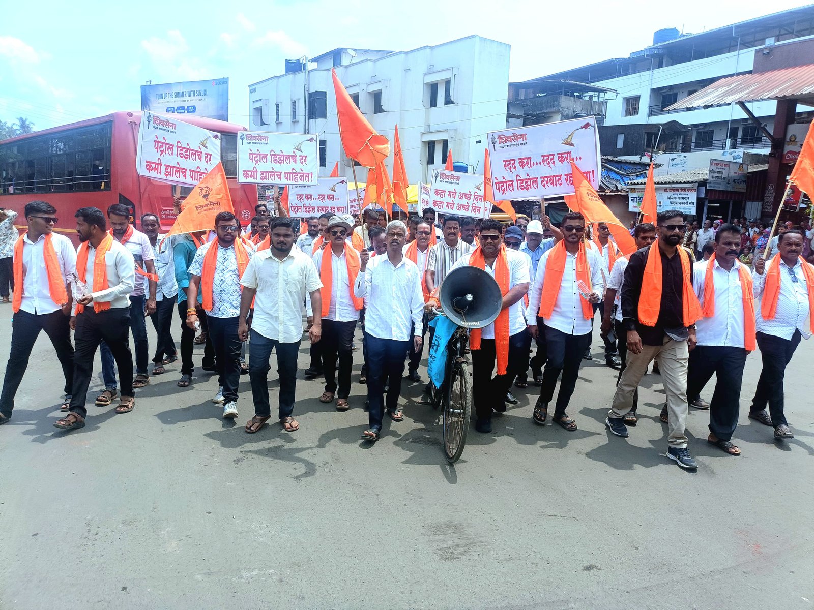 पेट्रोल डिझेलच्या दरवाढी विरोधात मा.आ.वैभव नाईक यांच्या नेतृत्वाखाली कुडाळ मध्ये शिवसेनेचे जोरदार आंदोलन