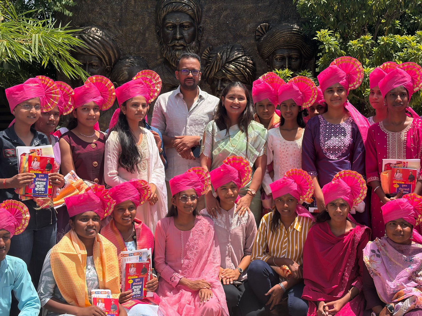 आटपाडीच्या गुणवंत विद्यार्थ्यांचा मुंबई आयकर उपायुक्त सचिन मोटे यांच्या हस्ते गौरव