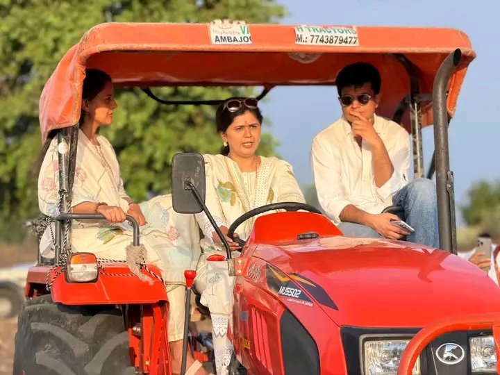 "गोपीनाथराव मुंडे यांच्या स्मृतीदिनी पंकजाताईंचा नैसर्गिक शेतीचा संकल्प; गोपीनाथगडावर मशागतीत सहभाग आणि वृक्षारोपणातून पर्यावरण संवर्धनाचा संदेश"