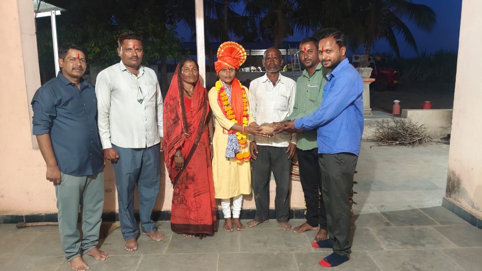 हिराबाई सिताराम साबळे विद्यालयाची विद्यार्थिनी मोनिका छबुराव हुंबे हिची मुंबई पोलीस पदी निवड; शिक्षकांकडून घरपोच अभिनंदन