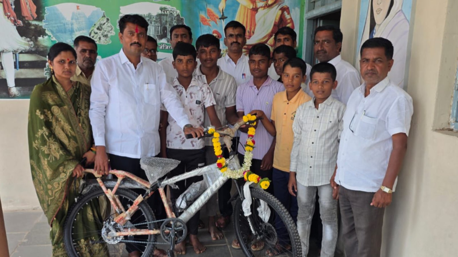 वाढदिवसाचे औचित्य साधत गरजू विद्यार्थ्याला नवीन सायकल भेट; मेटकरी कुटुंबाचा स्तुत्य उपक्रम
