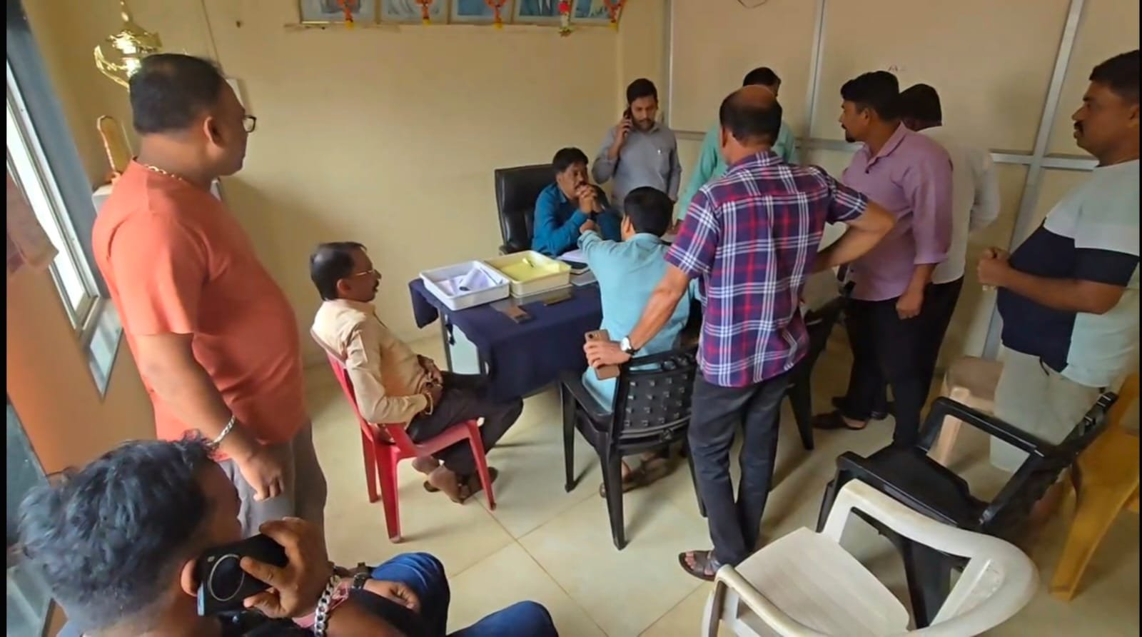 उद्धट उत्तर देण्याऱ्या वीजवितरण अधिकाऱ्याला आचरा ग्रामस्थांनी धरले धारेवर  आचरा ग्रामस्थ वीज बिले न भरण्याचा  घेणार ग्रामसभेत ठराव 