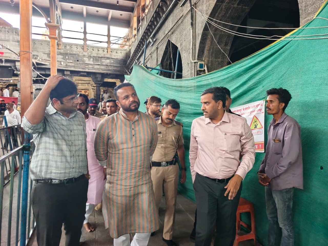 पालकमंत्री जयकुमार गोरे यांनी केली  श्री विठ्ठल- रुक्मिणी मंदीराची पाहणी