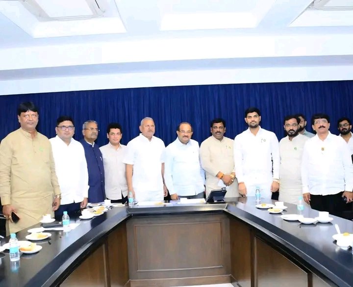 पुणे-नाशिक सेमी हायस्पीड रेल्वे संदर्भात सर्वपक्षीय लोकप्रतिनिधींची बैठक!