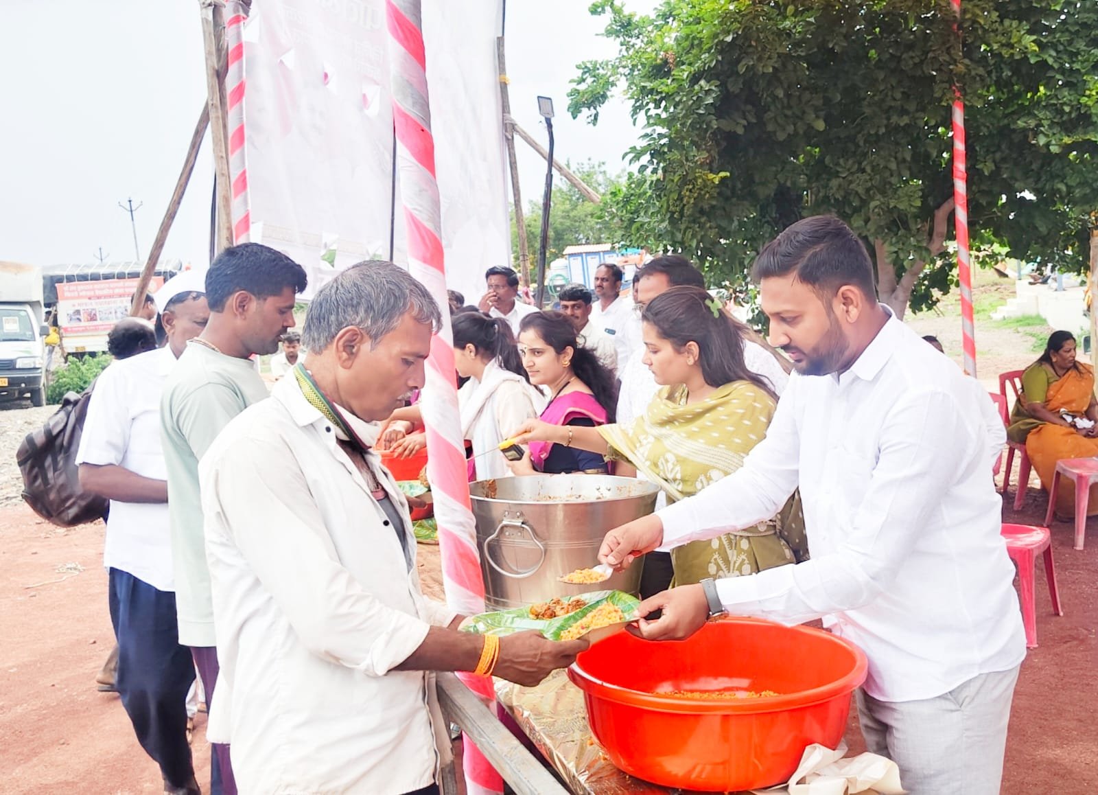 कै. सोपानराव भोंग चॅरिटेबल ट्रस्ट व गजराज परिवार यांचा वतीने वारकऱ्यांसाठी अन्नदान