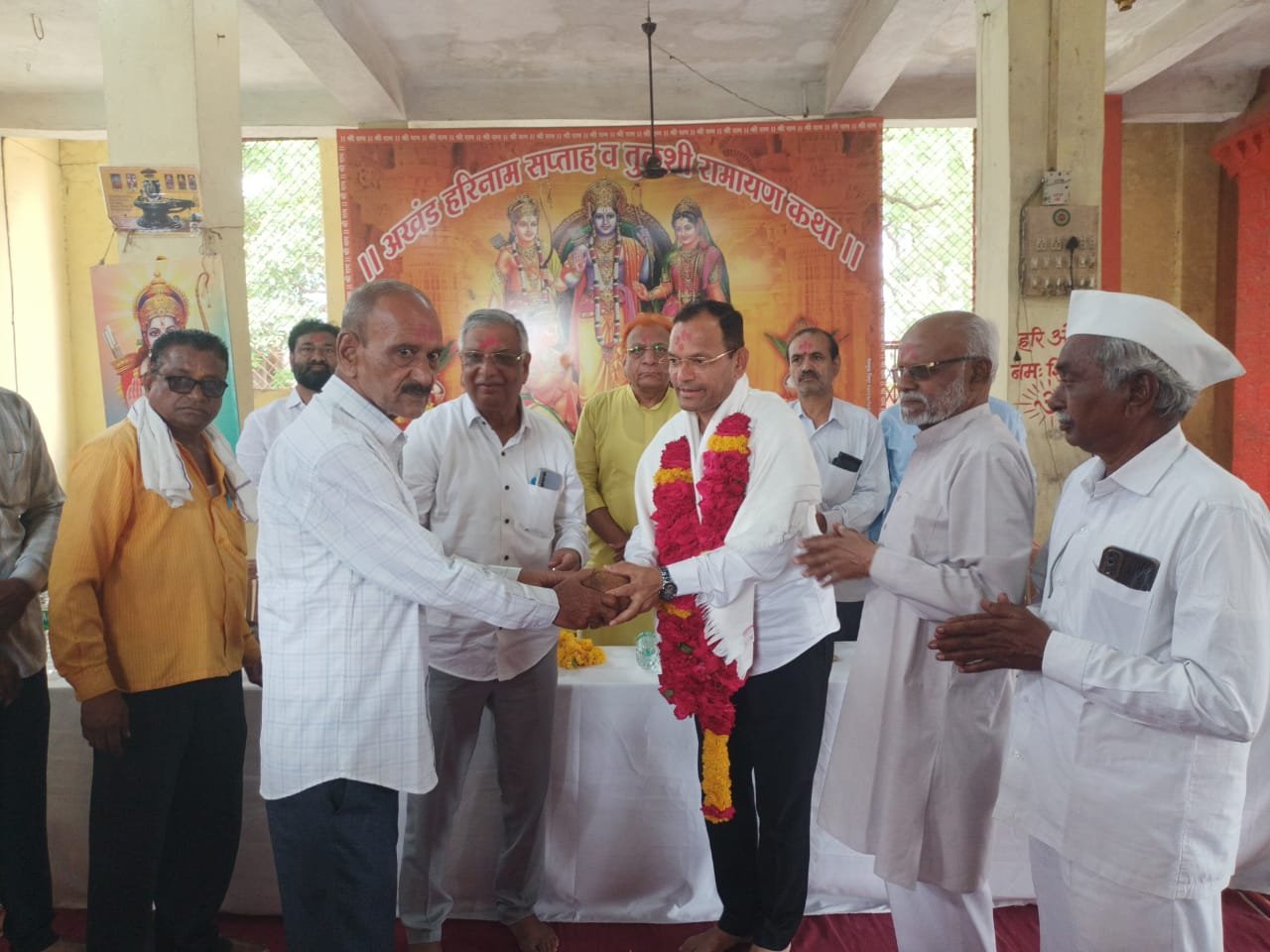 श्री सिद्धेश्वर मंदिर विकासासाठी सुनील भोंबे यांची ₹4.21 लाखांची देणगी