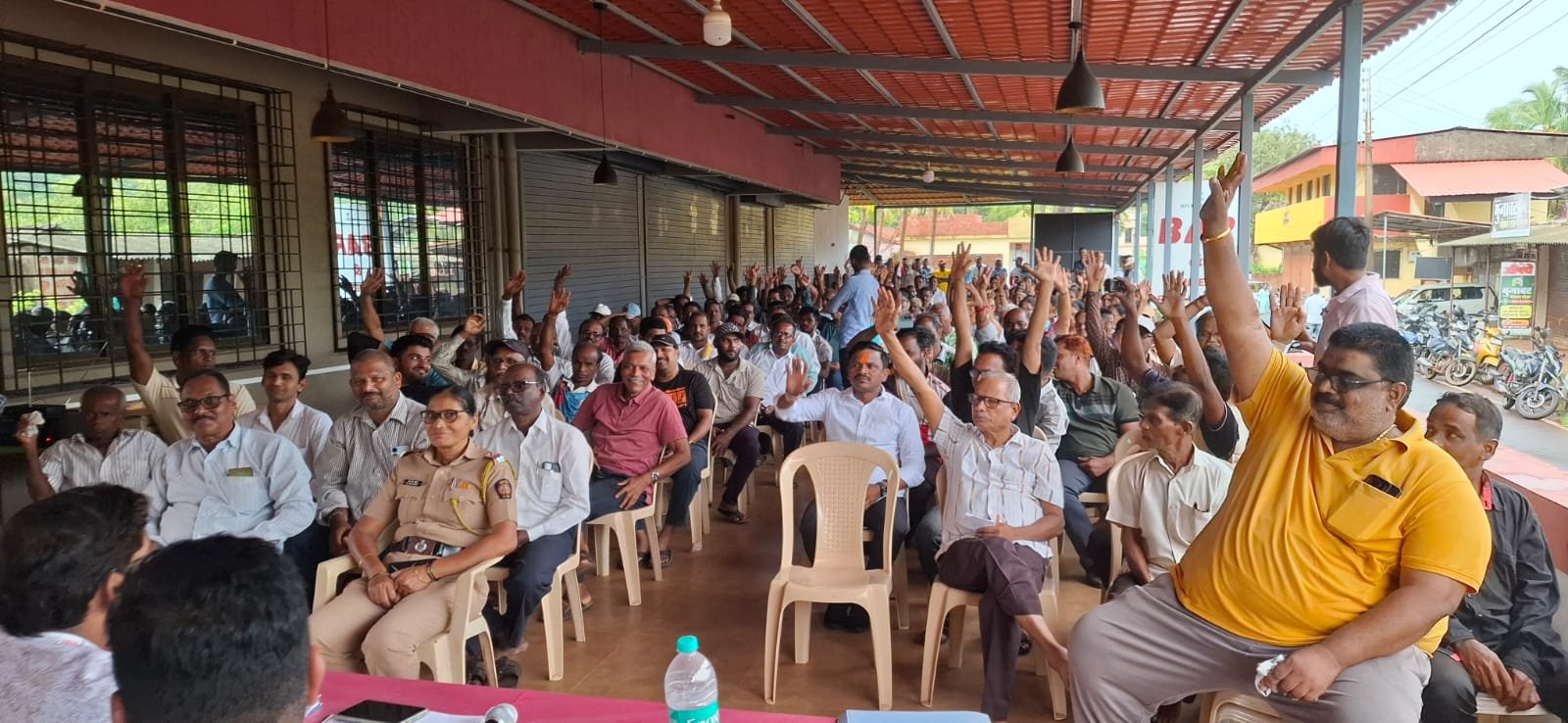 कणकवलीत पत्रकारांना वृत्तांकन करताना मज्जाव, विरोध करत पत्रकारांनी दाखवली एकजुट
