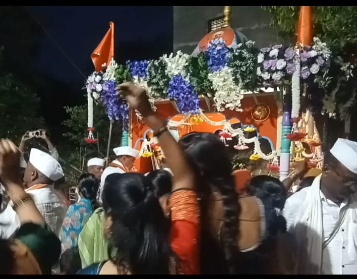 "पिलीव नगरी दिंड्या व पालखी सोहळ्याच्या आगमनाने व ज्ञानोबा तुकाराम यांच्या जयघोषाने गजबजली"