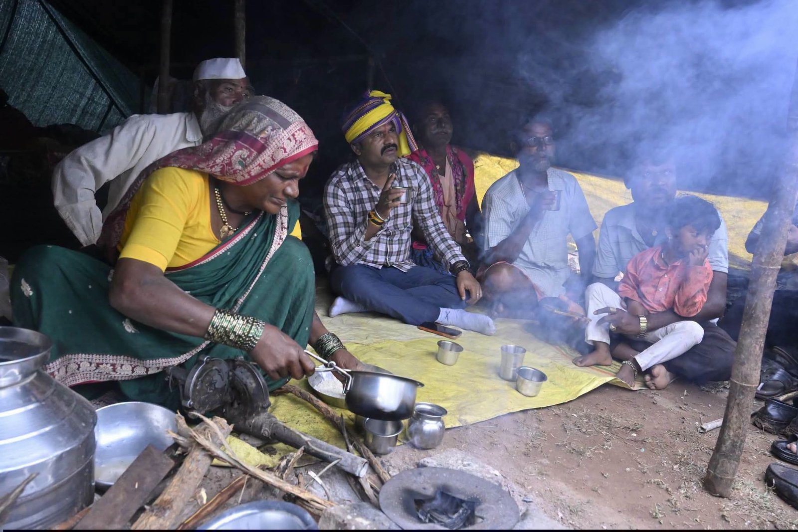 साहेब, चहा पिणार का?’... एका माऊलीच्या प्रेमळ हाकेने सेवाभावाला मिळाला मानवतेचा खरा सन्मान!"