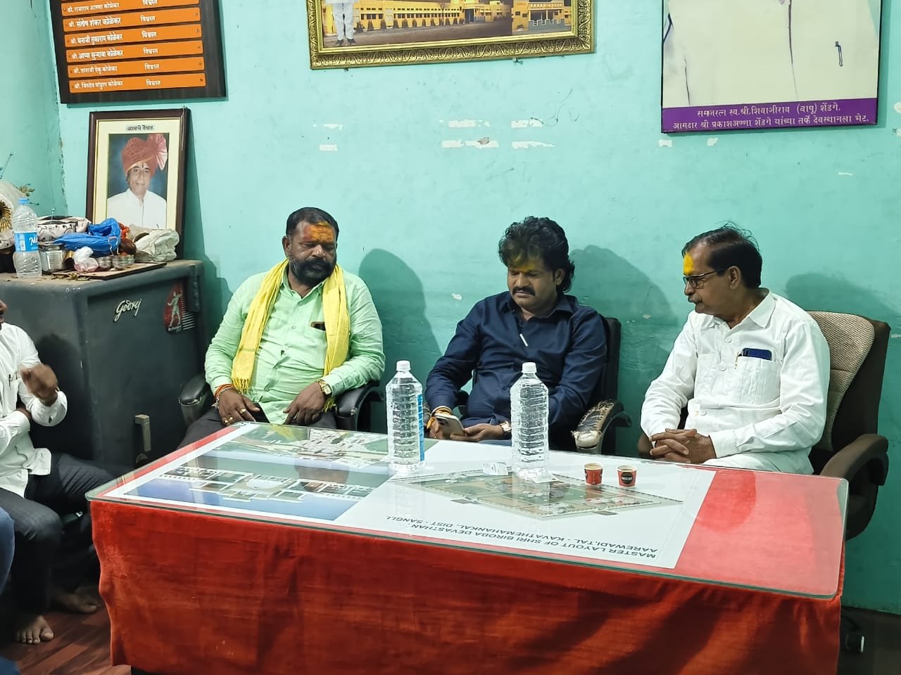 महाराष्ट्र राज्याचे जलसंपदामंत्री राधाकृष्ण विखे पाटील यांच्या शनिवारी होणाऱ्या सांगली दौऱ्याच्या पार्श्वभूमीवर आरेवाडीत आमदार गोपीचंद पडळकर यांच्या उपस्थितीत महत्त्वपूर्ण बैठक संपन्न