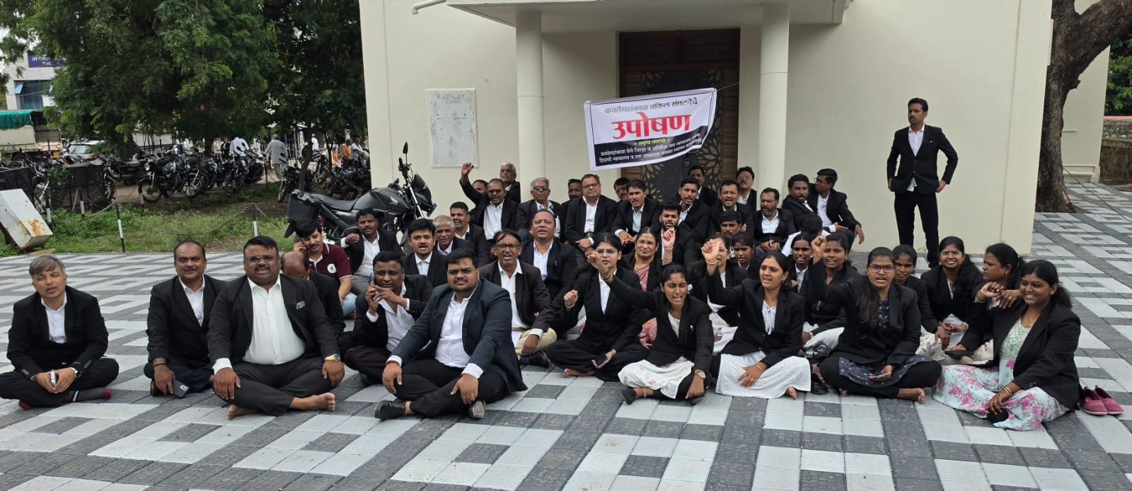 कवठेमहांकाळ वकील संघटनेचा एल्गार,बांधकाम विभागा विरोधात उपोषण