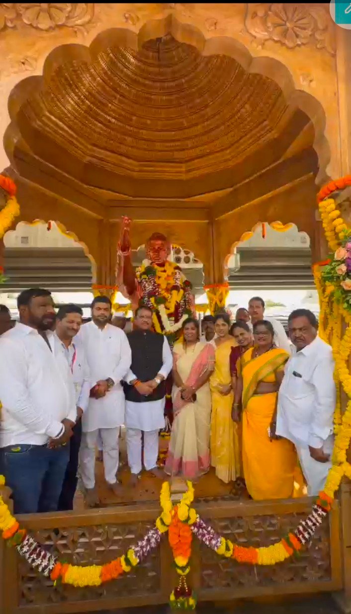 लोकशाहीर अण्णाभाऊ साठे यांच्या जयंतीनिमित्त निगडी स्मारकात शिवसेनेकडून अभिवादन; खासदार श्रीरंग बारणे यांच्यासह मान्यवरांची उपस्थिती