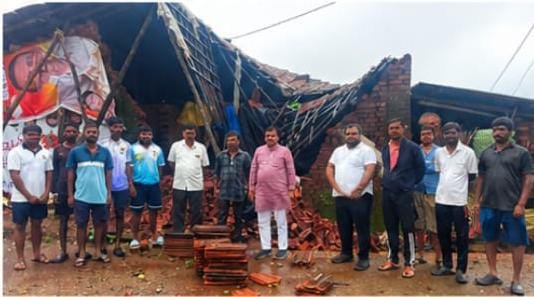 मुसळधार पावसाने विधवा महिलेचे घर कोसळले; आमदार हरिश्चंद्र भोये यांची तात्काळ मदत